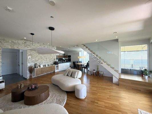 Living ( auf Wunsch möbliert )