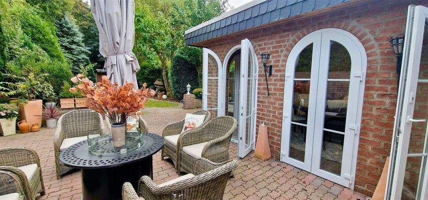 Terasse mit angrenzendem Wintergarten