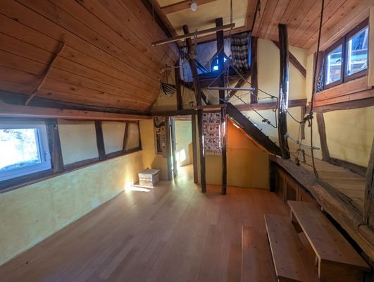 Zimmer mit Schwingseilen Wohnung rechts