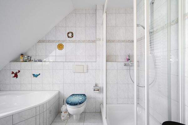 ... mit Eckbadewanne und Dusche