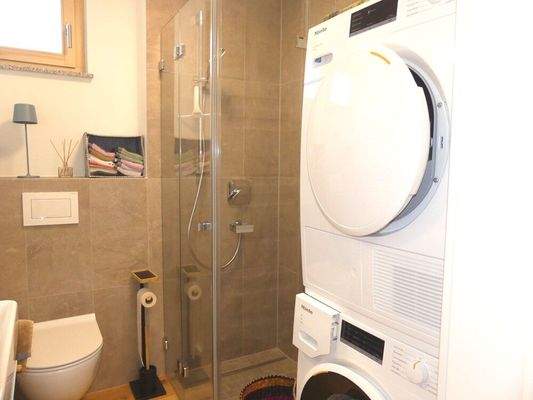 Teilmöbiliertes Badezimmer