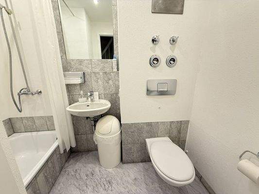 Gäste-WC mit Dusche