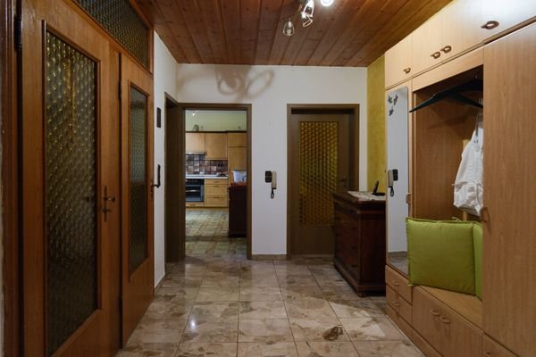 großer Flur mit Garderobe im OG