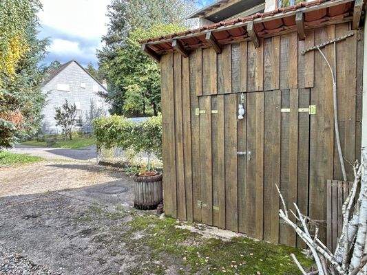 Geräteschuppen und Hofeinfahrt