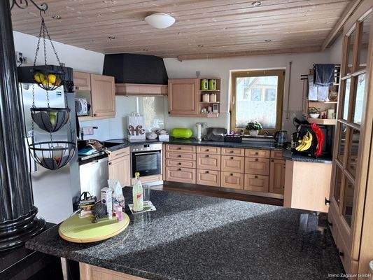 Die geräumige Küche bietet Platz