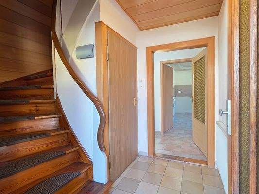 Eingangsbereich & schöne Holztreppe ins OG