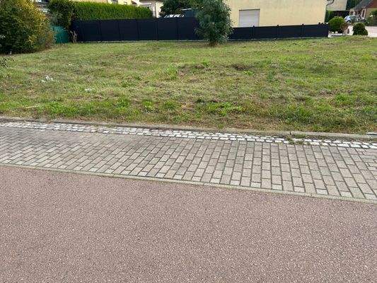 Fußweg entlang des Grundstücks - ruhige und gut zugängliche Lage