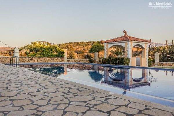 3 Luxusvillen mit Pool in Douliana