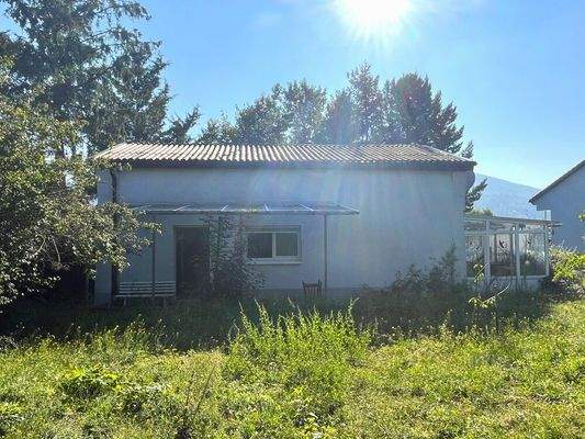 Grünes Grundstück mit vielseitigen Möglichkeiten