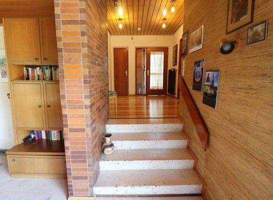 Treppenaufgang von Wohnzimmer - Flur 