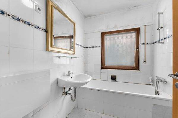 Tageslichtbad mit Wanne