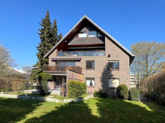 rückwärtige Hausansicht mit Garten