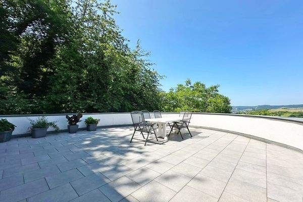 Sonnige Dachterrasse im OG