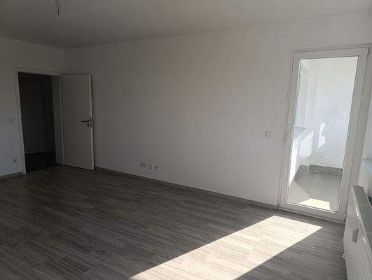 Wohnzimmer mit Zugang zum Balkon