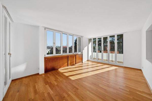 Sonnenverwöhntes Esszimmer in Dachgeschoss. Dank Dämmung auch im Hochsommer angenehm kühl.