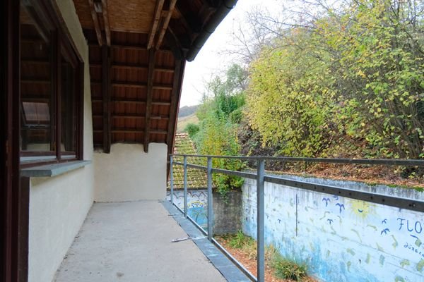 Blick vom Balkon auf die Terrasse