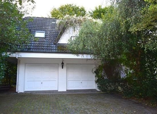 Doppelgarage und Apartmenthaus
