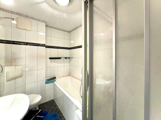 Bad mit Dusche und Badewanne