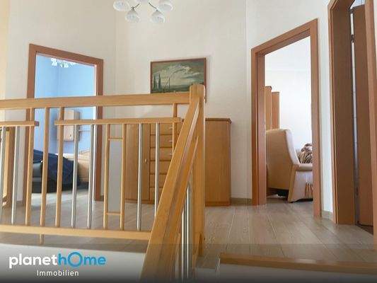 Holzstiege ins OG und Galerie_2