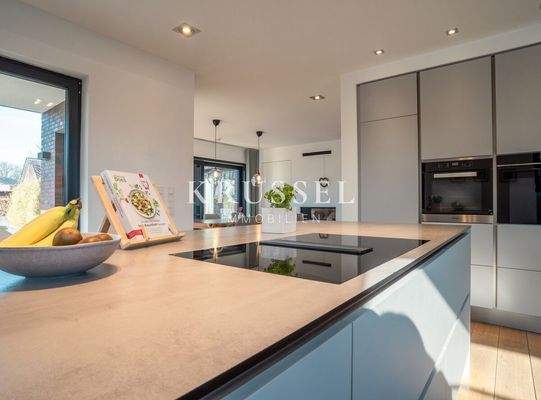 ... sowie einer schönen Kücheninsel