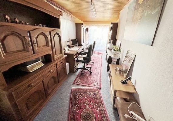 Zimmer-4 mit Zugang zum Hofplatz und Garten.jpg