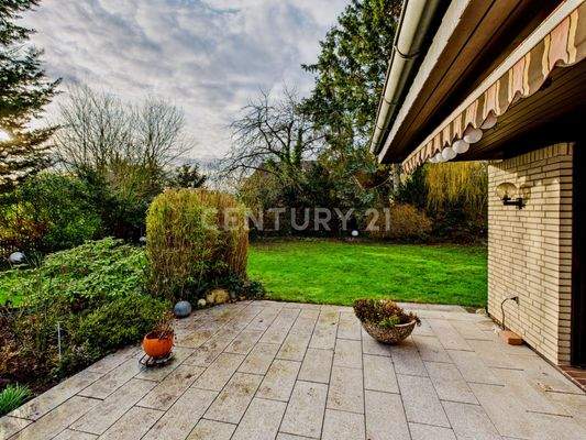 Blick von der Terrasse in den Garten