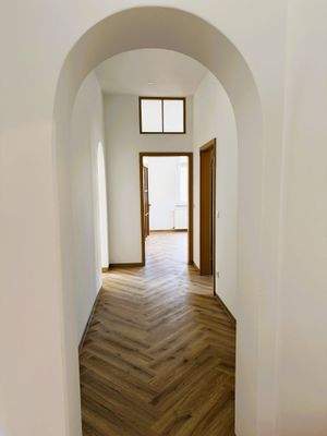 Heller Flur mit Parkett