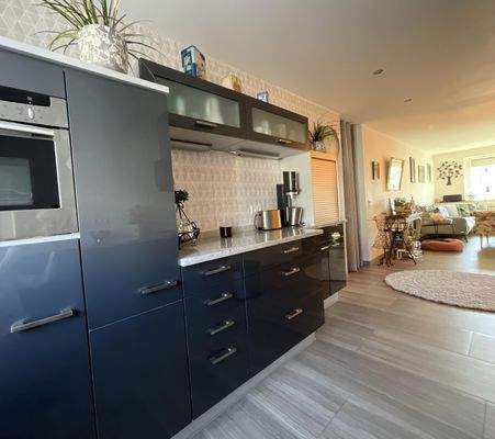 Küche mit Blick ins Wohnzimmer