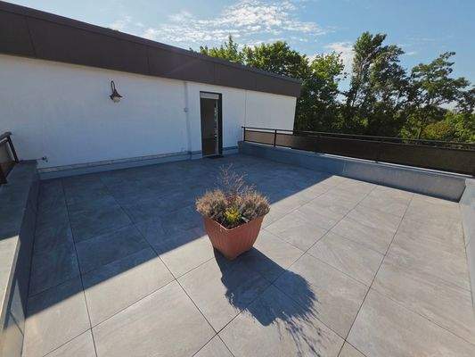 1. OG Ihre Dachterrasse mit viel Platz für Ihre Gäste - Zugang vom Wohnzimmer aus (1) #094827