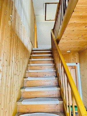 Die Holztreppe zum DG