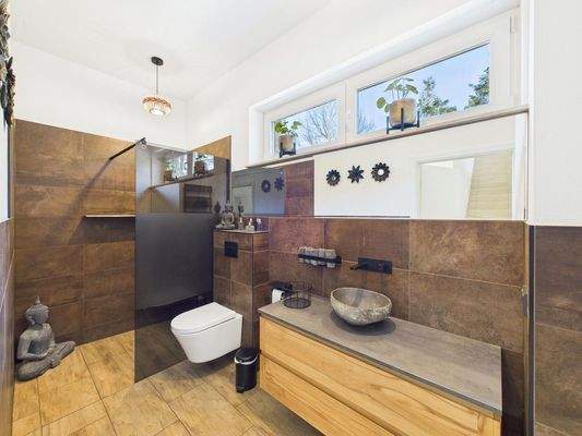 Badezimmer mit Dusche im EG