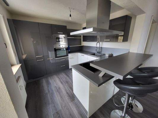 Offene Einbauküche mit Theke (1).jpg