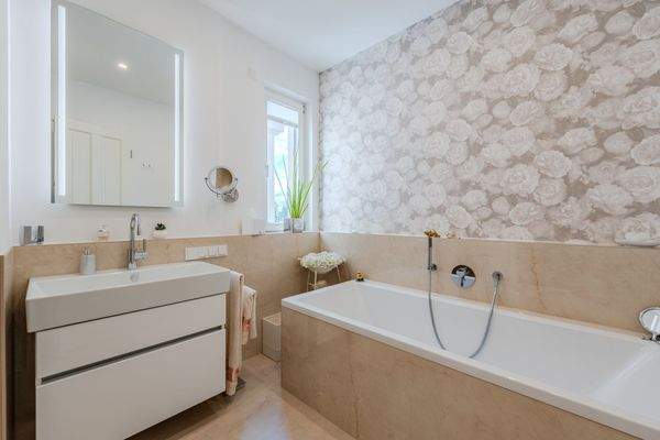 Modernes Bad mit Wanne