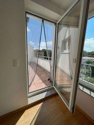 Wohnraum mit Balkonausgang.jpg