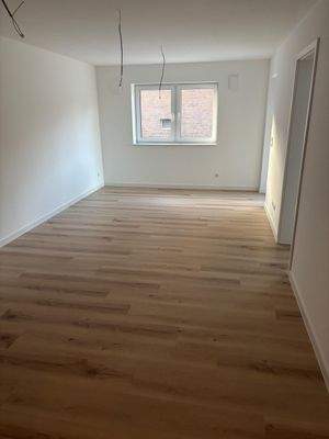 Helles Wohnzimmer mit Fenster