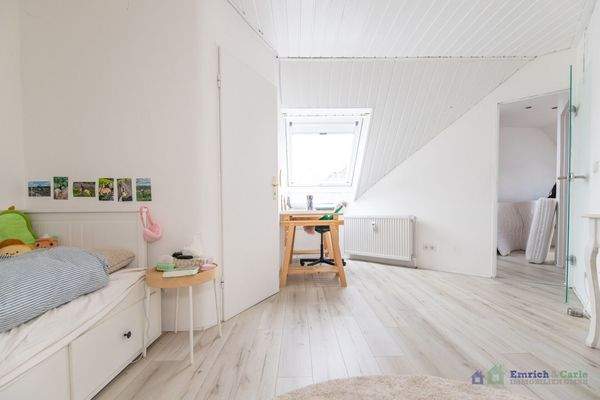 DG: Kinderzimmer mit Duschbad