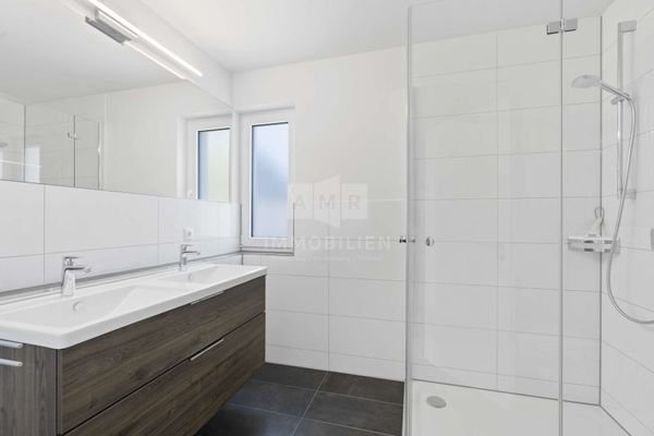 Bad mit Dusche und WC (1.OG)