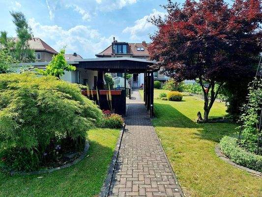 mit Gartenhaus auf großem Grundstück