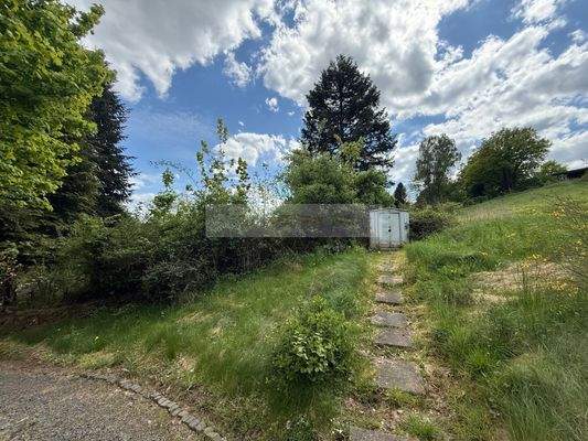 Seitenansicht vom Baugrundstück