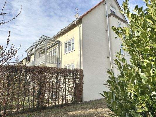 Stirnseite mit Blick auf den Balkon