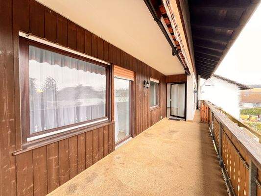 Großer Balkon mit Markise