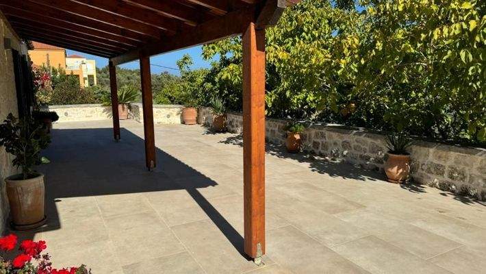 Kreta, Kournas: Malerisches Steinhaus mit bezauberndem See- und Meerblick zu verkaufen