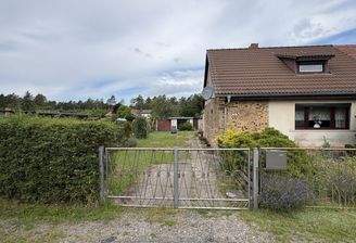 DHH mit Einblick ins Grundstück
