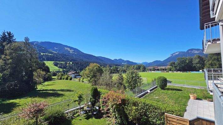Ausblick im Süden Richtung Fußballplatz im Sommer