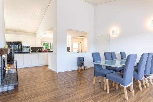 Essbereich mit Blick zur Küche