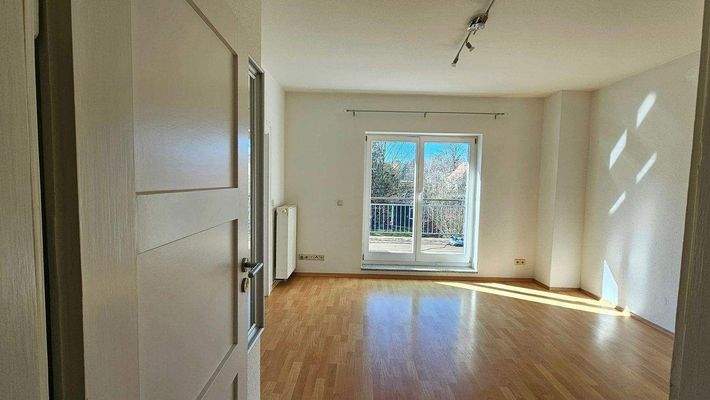 Ankleidezimmer mit direktem Zugang zum Balkon