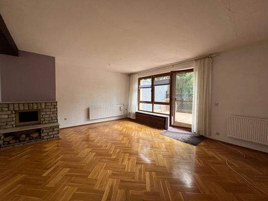 großes helles Wohnzimmer