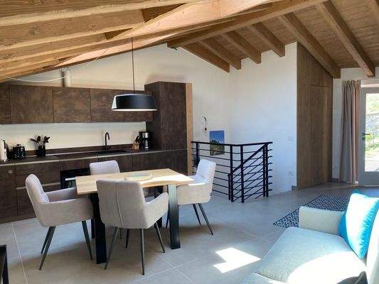 Wohnraum mit Eingang und Treppenabgang.jpg