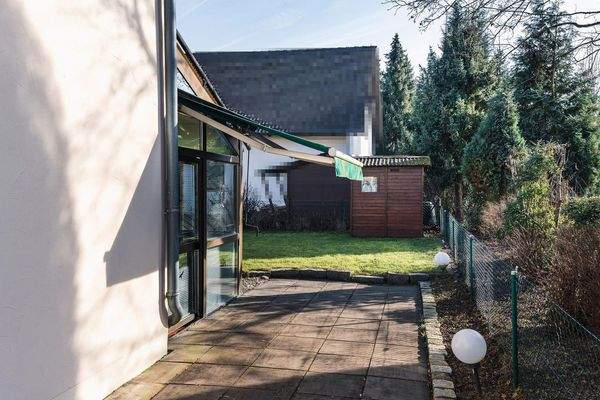 Gartenansicht mit Gartenhaus