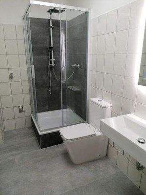 gefliestes Bad mit neuen Sanitäranlagen 